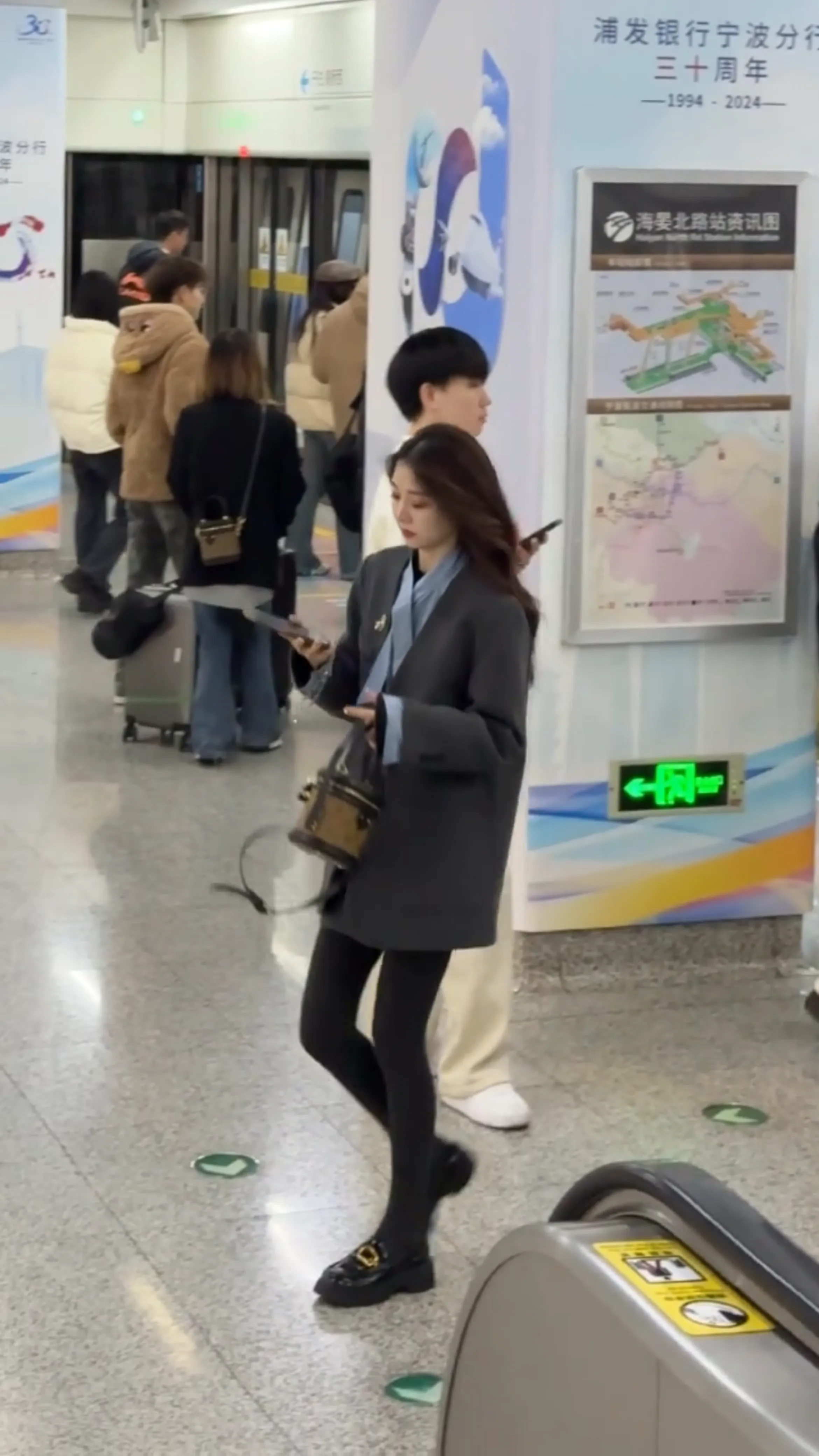 厚黑丝袜长腿小姐姐身材真好！