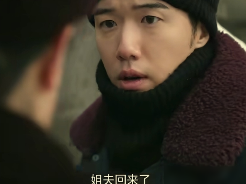 凶手就睡在隔壁，他还得管人家叫姐夫。
《余红旧事》里最瘆人的一幕，刑警何亮搬进刘娟家借住，饭桌上客客气气。刘娟弟弟刘阳在厨房盛汤，手都不带抖的。就这一个人，刚在铁轨上反杀了三个想弄死他的工友，转头回城，钥匙挂在脖子上，敢跟上门威胁他的赵长友坐一张桌子喝酒。没多久赵长友冻死在余红广场。张哲华这回是真