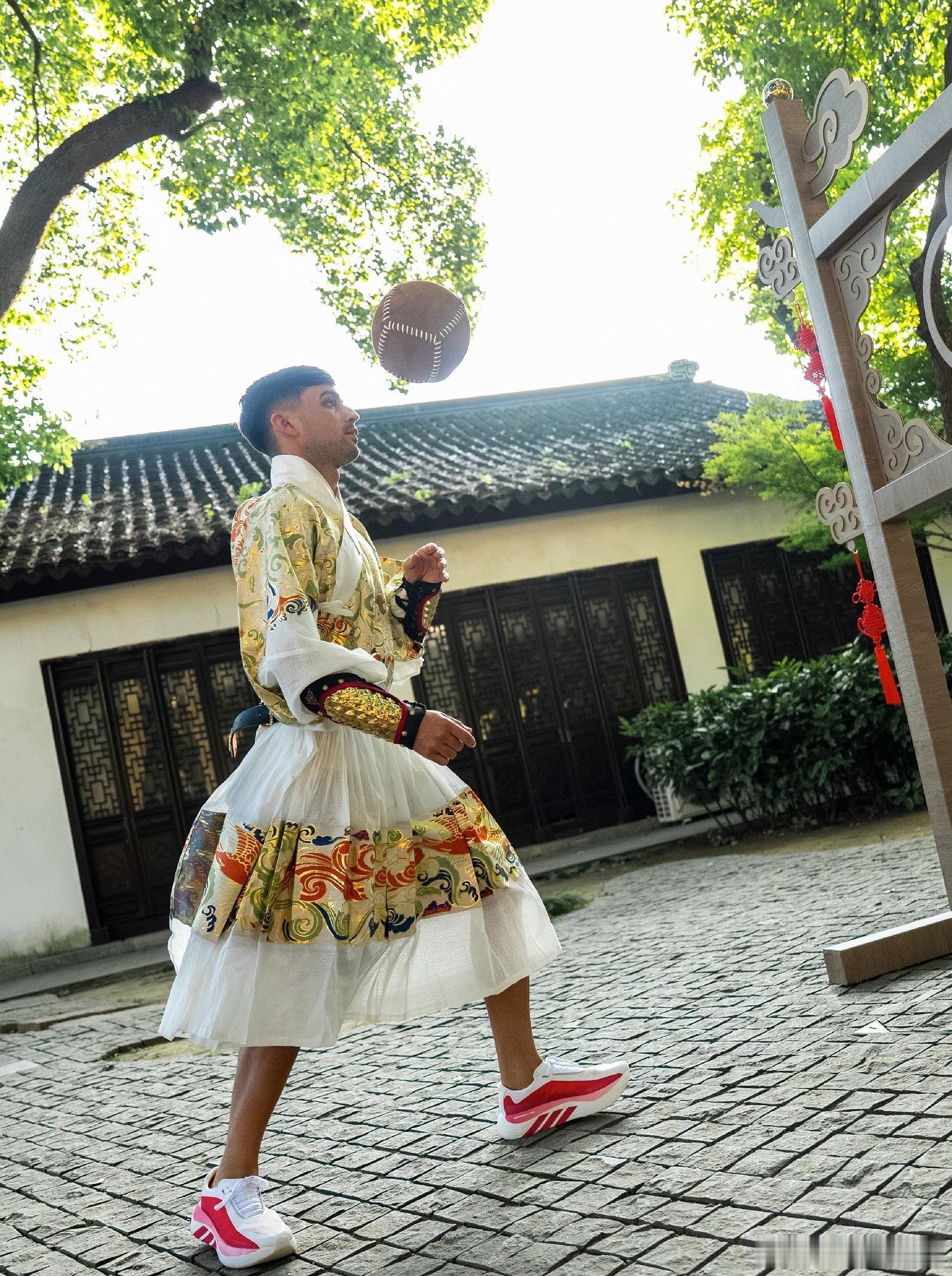 这场“佩德里苏州穿汉服踢蹴鞠”的跨界画面，表面是网红式反差萌，内核却是...