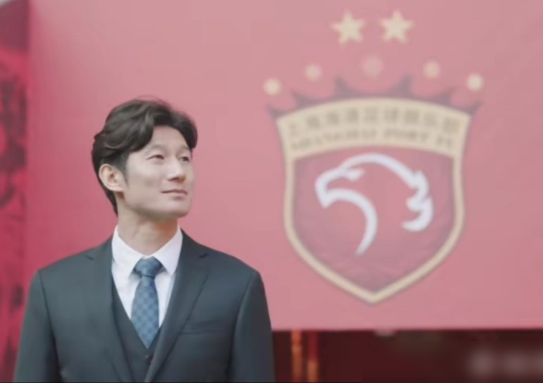 37岁，税后年薪250万欧，红星队史第一高薪，给一个在梯队的小孩当追赶目标。万项说想跟阿瑙托维奇做队友，这话放在7月22日官宣那天，没毛病。国际米兰不要的老将，到了塞尔维亚直接封神，21场8球，欧冠照样踢，身价只剩100来万欧，工资却是队里天花板。一边是留洋小将把他当偶像，一边是红星砸重金赌他最后两