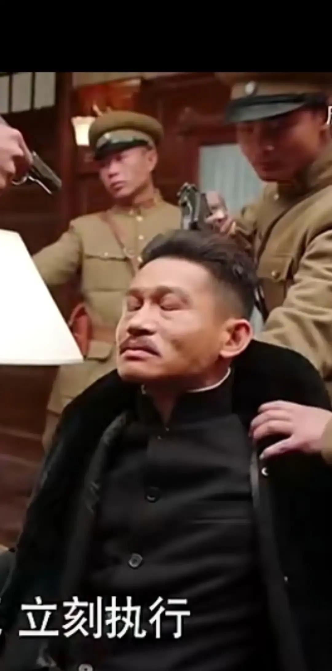 其实张作霖早就敲打过杨宇霆！
张学良走进老虎厅时，杨宇霆正背对着门，跟常荫槐指着墙上的地图说话。两人都没起身。桌上摊着一份文件，是常荫槐新拟的铁路管理章程，要张学良签字。
“汉卿来了。”杨宇霆这才转过身，手里烟斗没放下，“这事儿急，你看一眼就批了吧。”
张学良没接话。他走到主位坐下，目光扫过那份章程