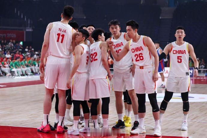 【#中国男篮淘汰菲律宾完成复仇#】#中国男蓝44分大胜菲律宾#9月14日中午，爱知·名古屋亚运会男篮小组赛继续进行第三轮较量。中国男篮以105-61轻取上届亚运会冠军菲律宾。小组赛三连胜晋级1/4决赛同时，将对手淘汰出局，完成了在亚运会的“复仇”。至此，本届亚运会男篮小组赛全部结束，中国队三战全胜 ​
