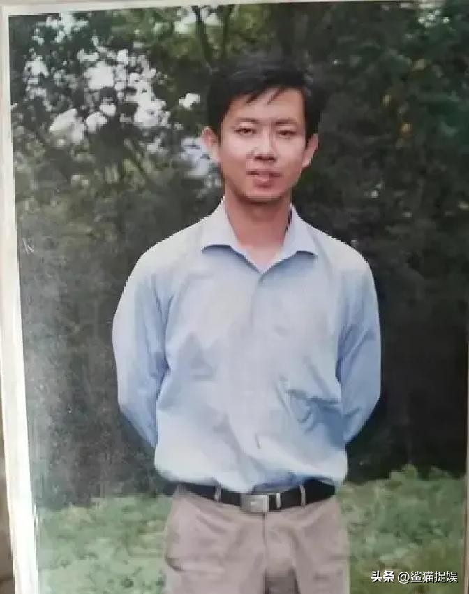 “我宁死也不道歉！”2019年一名乡镇执教19年的优秀教师，在亲吻过自己的一双儿女后，独自一人冒着濛濛细雨来到长江大桥纵身一跃，结束了自己年轻的生命。

主要信源：（澎湃新闻网——以死明志！安徽教师跳江自杀。是老师懦弱？还是学生、家长太牛）

春天的雨落在桥栏杆上，无声无息，周安员把手攥了又松，松了