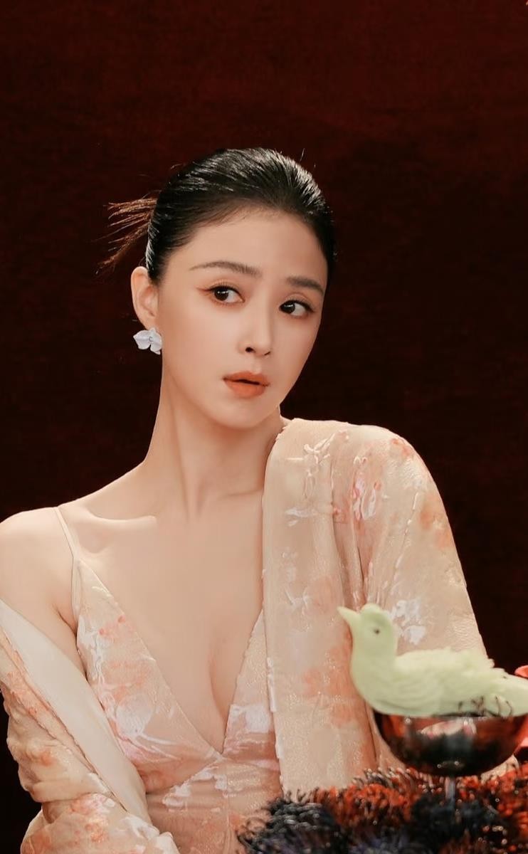 8岁凭《坠子皇后》入行的蒋欣，兜兜转转三十多年戏里戏外都没丢过那份笨拙的实在。2015年3月12日那天满网都在传叶祖新劈腿，换作旁人大概闭麦自保就够了，她偏连发两条微博硬拦下来，一句“背叛绝对不会发生在我们身上”，护住了那个被全网骂的单纯善良的男孩。后面补一句“朋友才是我们更好的选择”，没截图没控诉
