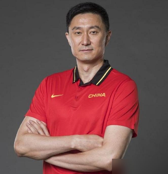 杜锋不执教了，反而去给72个裁判上课，这事细想挺狠。
当年他带国家队打日本，四战四胜，靠的就一句话：你不行就下来。训练场上骂得凶，谁状态好谁上，没人敢混日子。现在回头看，那套狠劲真管用。
如今他卸了广东一线队，转总教练，又当了广东篮协主席。最新动态是站上裁判培训班讲台，底下坐72个裁判。
一个