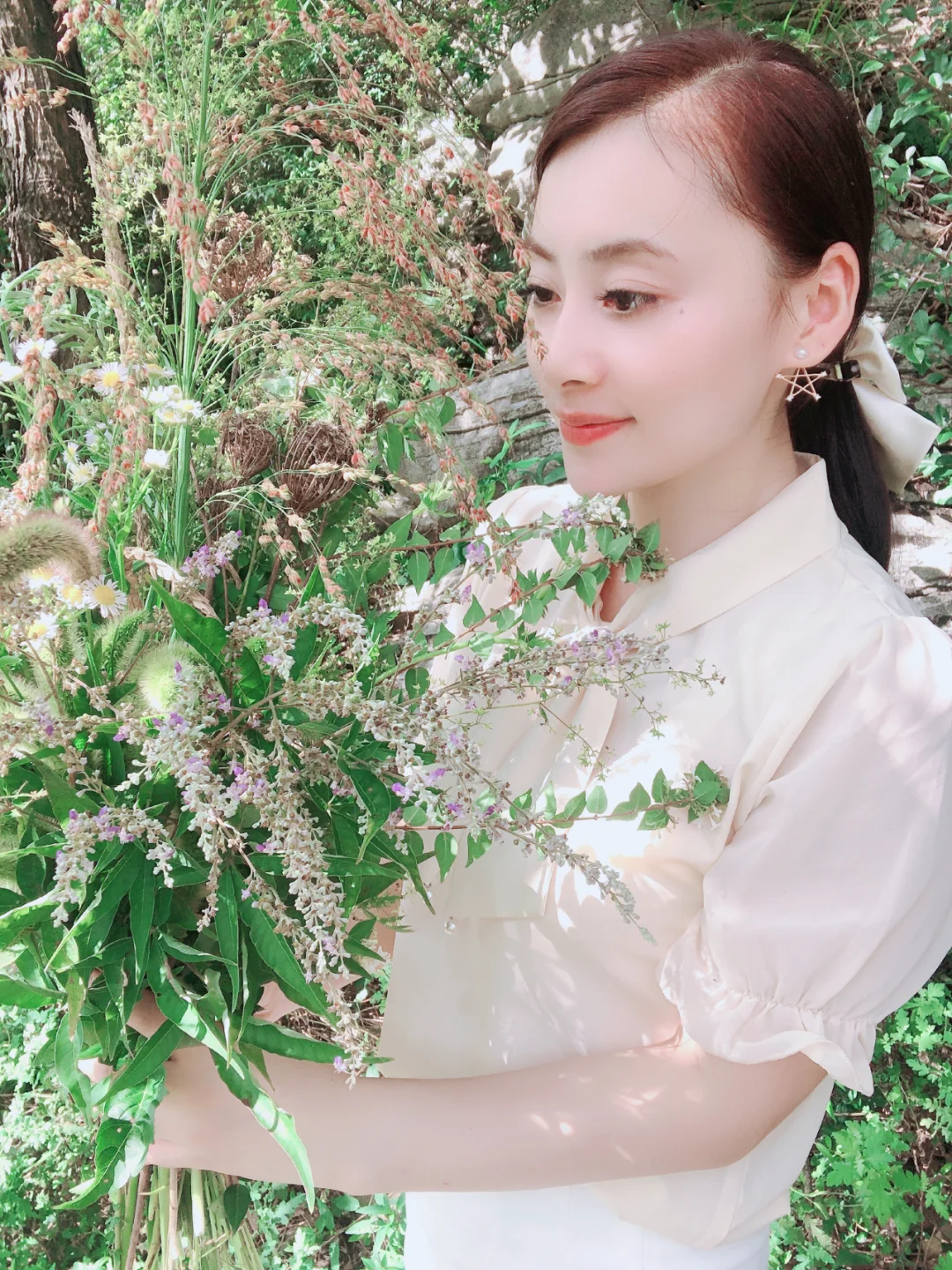 回老家外婆屋前屋后采了一大束野花好看吗