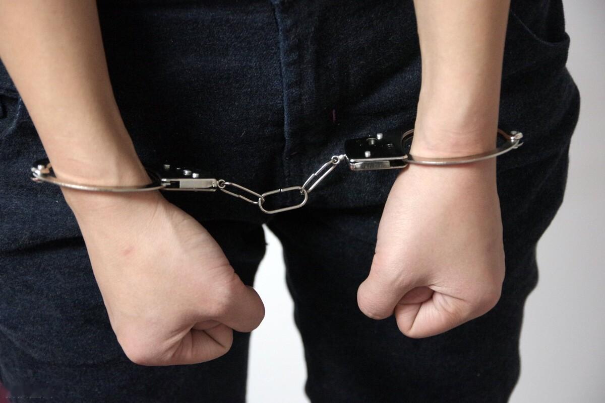 女方没挣扎没喊叫还主动配合，同村男子为什么还是被判了强奸：2012年许昌这案子讲透了 
 
2011年河南许昌县一个村子里，夜里一个男人摸进了同村一户人家的卧房。睡迷糊的女人没开灯，没喊叫，没挣扎，甚至以为身边躺的是自己丈夫，还主动有了回应。

可事后真相揭开，2012年许昌县法院一审判决：这个摸进