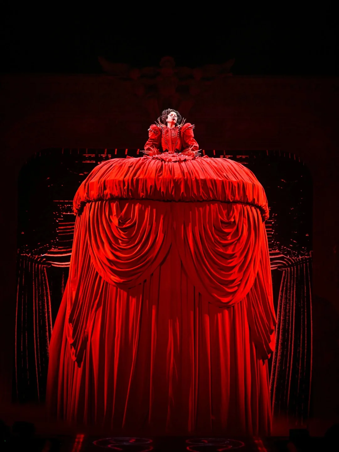 这场表演以红、白、黑三色阐释自我救赎与和解