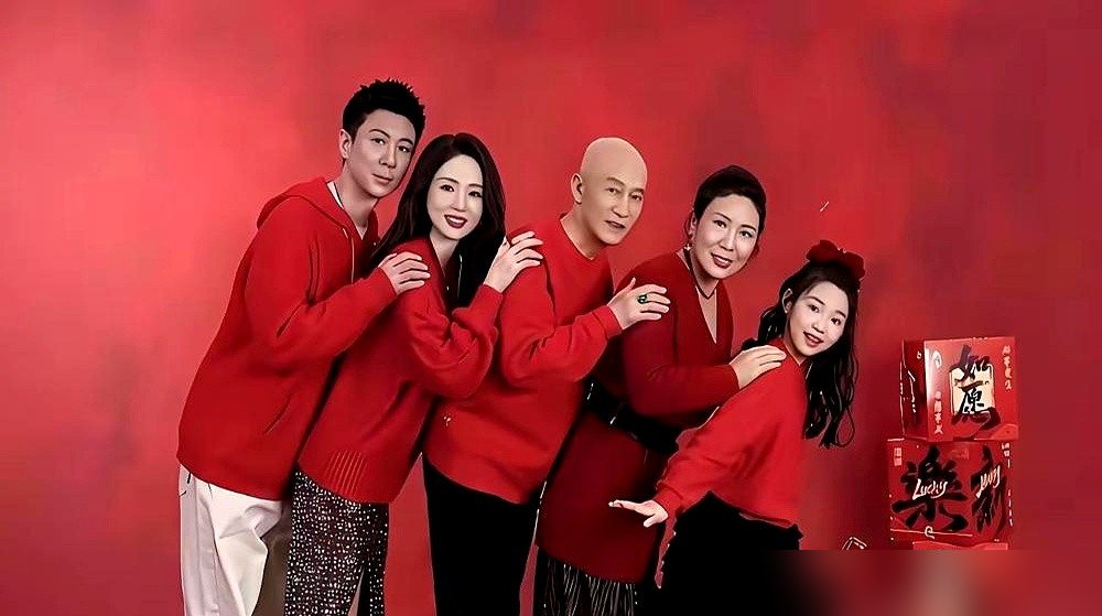 张维伊领着董璇回了大同，姥姥颤巍巍伸手，董璇一把攥住，再没松开。
当初全网点名劝分，说他油，说他算计，46岁高龄还想要孩子。婚宴上付款失败，戴蓝牙耳机上综艺，全是槽点。
可你看细节。短发剪了，自黑玩了，AI复原亡父声音把董璇听哭。继女生日，手写贺卡管他叫爸。这次回老家，董璇弯着腰给姥姥喂饭，张维
