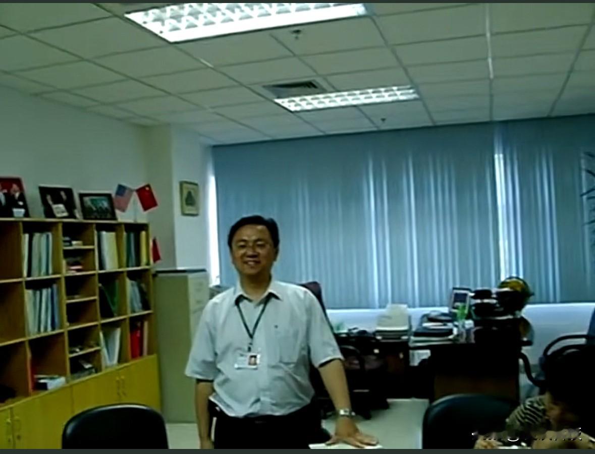 网友发出了30年前王传福的视频，那时的比亚迪还不够强大，带工牌的王传福可能也没想到30年后比亚迪会成为中国最大的新能源车企。

伟大的企业都是一步步成长起来的，比亚迪的成长就是中国无数制造企业的缩影，梦想还是要有的，万一实现了呢？