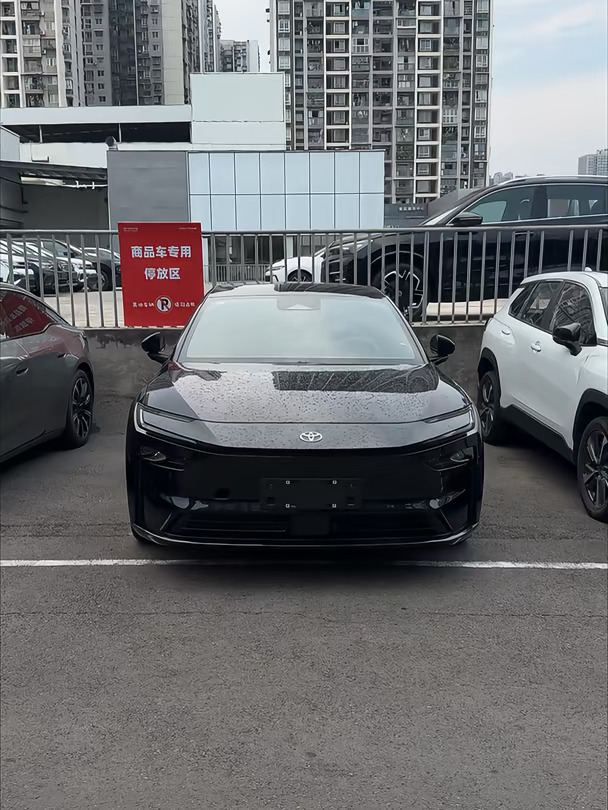 黑色沉闷吗？