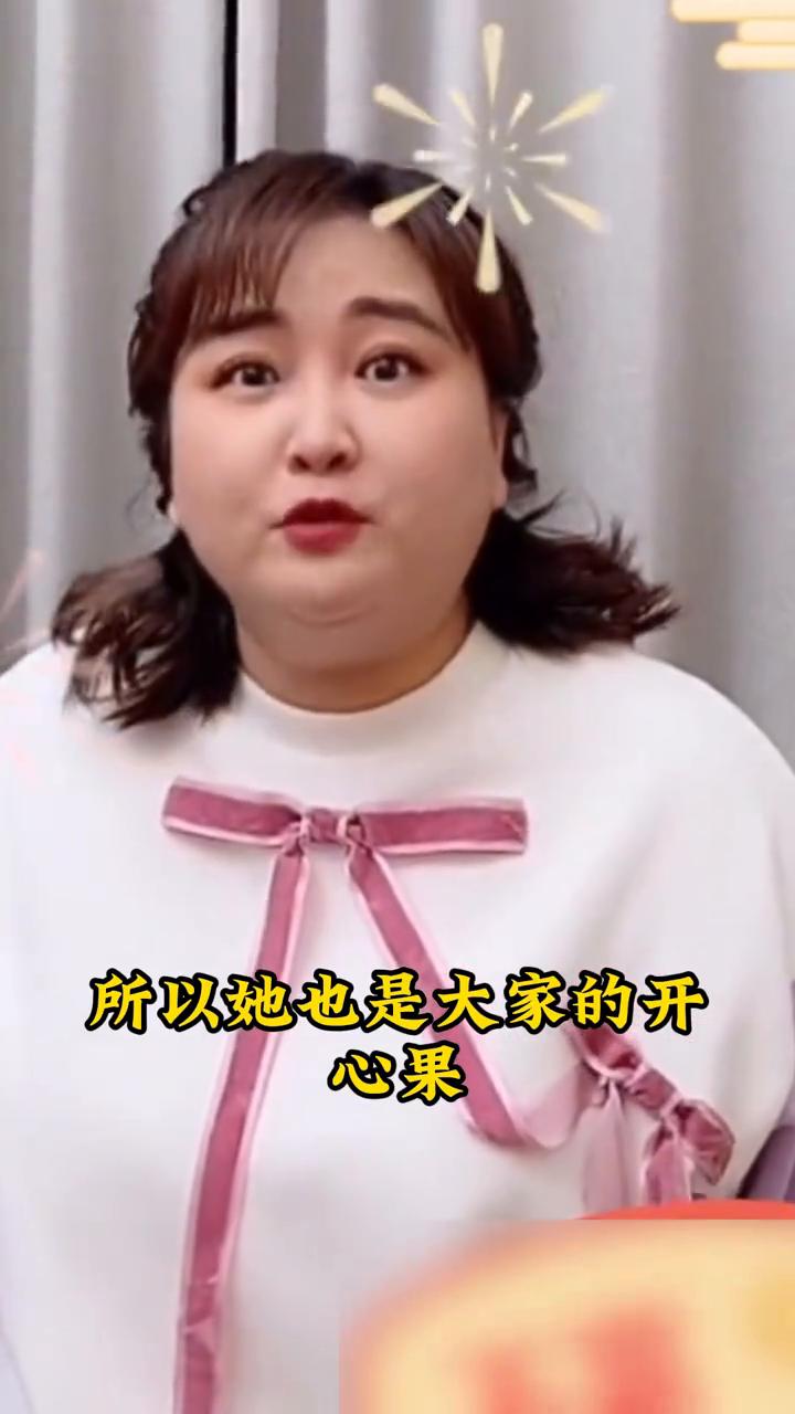 贾玲亲口承认了：反弹了，维持太难，我实在hold不住。
当初为《热辣滚烫》减100斤，每天练6到8小时，清淡饮食坚持了一年，全网夸她毅力惊人。
现在路透140斤，舆论却转向，没人批评，满屏都在说这才是常态、玲儿回来了。
之前暴瘦时争议不断，有人说她不爱笑、风格变了；如今体重恢复，反而更被大家接