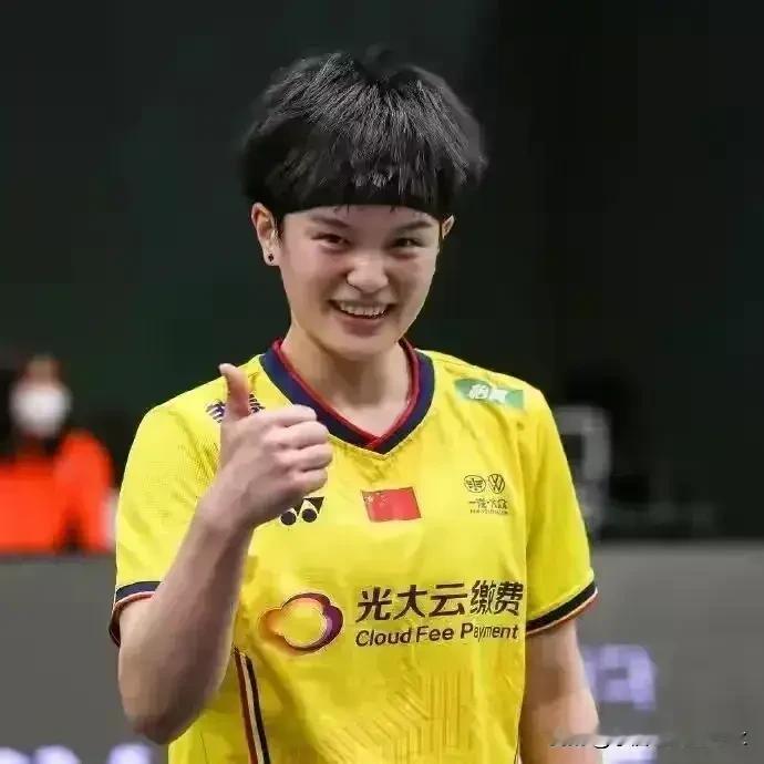 北京时间9月4日，2026中国羽毛球大师赛展开一场女单1/4决赛的较量。最终，赛会2号种子、世界排名第2位的囯羽一姐王祉怡发挥出色，直落2局以2-0(21-6、21-10)横扫世界排名第11名的世锦赛冠军日本老将奥原希望，取得交手5连胜，强势晋级女单四强。