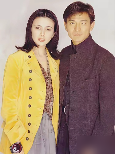 刘德华红馆开唱，关之琳坐在他老婆朱丽倩旁边，隔空比心。这画面，换别人早炸了。
62岁刘德华连开20场，第三场一抬眼，看见台下关之琳挥荧光棒。他边唱边比心，她笑得前仰后合。旁边坐着朱丽倩和女儿，一桌麻将的距离。
俩人从1988年《群龙夺宝》开始，演了11次情侣。刘德华说过，关之琳是他心里第一美女。