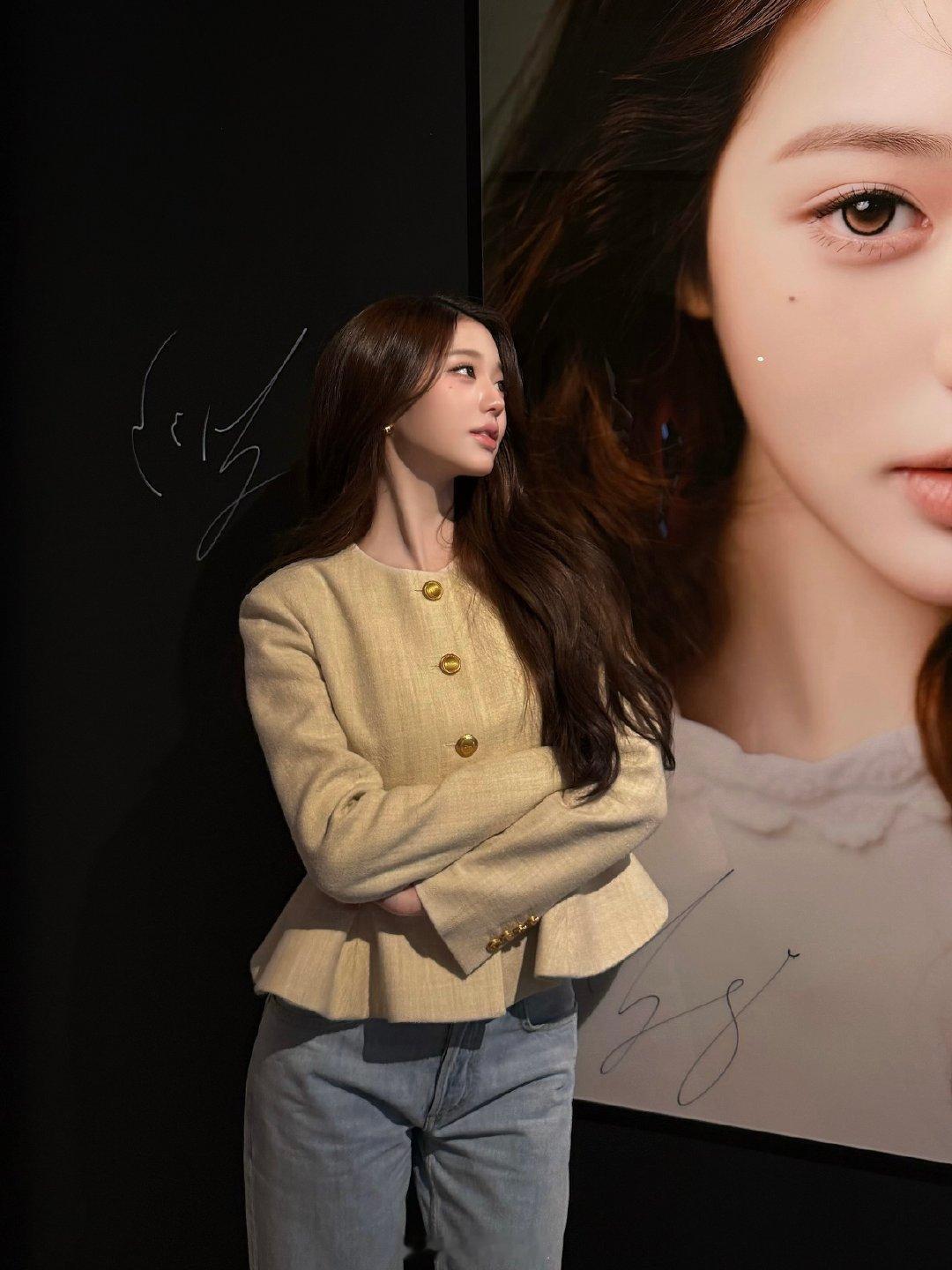 张元英 将出席月底的巴黎时装周Dior 2027春夏女装大秀，奢牌宠爱脸，时装周常客，新章开启，期待这个Dior女孩~ ​​​

#张元英Dior大秀# ​