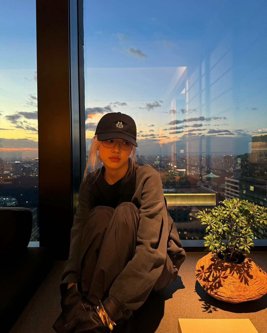 #ROSÉ[超话]#  Tokyo sunset · Rosé🌇
#朴彩英亚女一# ​