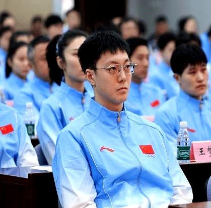 “唯一目标就是金牌！”男篮新队长接过烫手山芋，对着镜头直接交了底。

胡明轩没讲半句客套话，直接把亚运会的目标钉死在“夺金”两个字上。刚戴上队长袖标，他就明白这不是来走过场，而是要扛炸药包。

怎么把队伍捏合在一起？他给出的做法很直接：自己先去拼命，把全队的劲往一处使。在场上把子弹打光，用比分牌上的