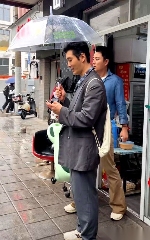 同样是离婚后重新起步，贾乃亮和黄晓明选的活法彻底岔开了。
贾乃亮站在明晃晃的打光灯下一站就是十二个小时，单日带货卖出5.7个亿；48岁的黄晓明却推掉送上门的大把片约，闷头扎进书堆，硬是考上了上海戏剧学院的博士。
10月21日早上八点，贾乃亮直播间的补光灯一亮，提词板就没停过。
整整十二个小时，除了中