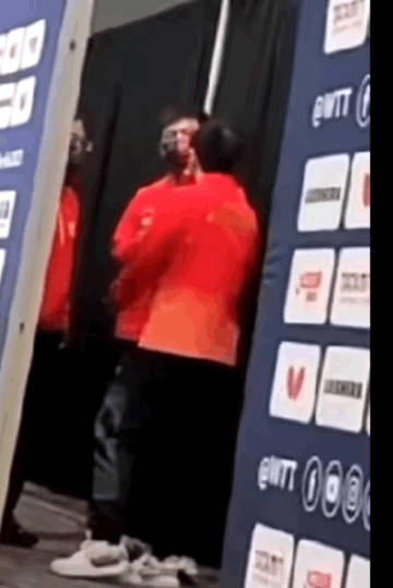 莎：啪～<br />东：呃～！<br />我 be like：😁呵呵...