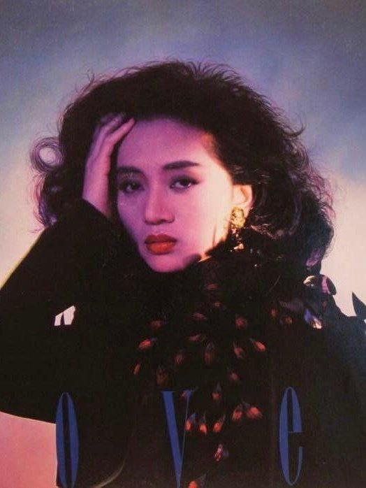 1990年，梅艳芳为她的专辑《封面女郎》拍摄的一幅唱片写真。

如同那一位“颠倒众生、吹灰不费”的绝代名伶。

今天是她的诞辰63周年纪念日。 ​