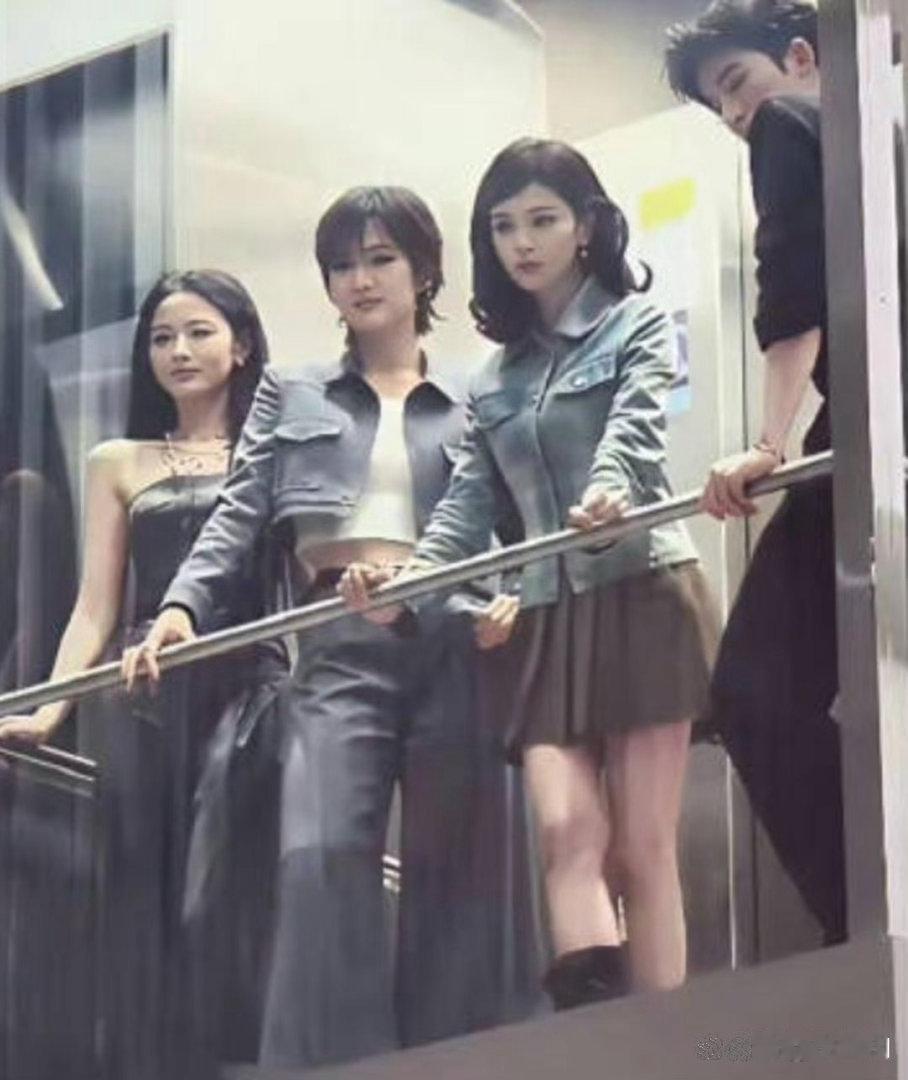 突然有点理解于正了，赵晴的美貌真的很出众。 ​​​