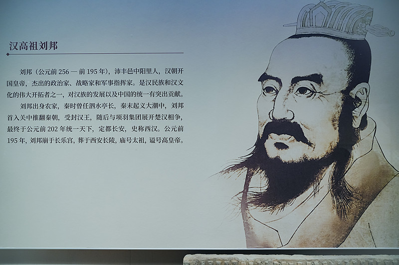 刘邦杀的功臣有多少?
刘邦从未对沛县起兵的核心班底动过刀。 他真正清算的，是那些曾与他“平起平坐”、拥兵据地的异姓诸侯王。这二者之间，隔着一道本质的鸿沟。

一百四十五位列侯，绝大多数善终

《史记·高祖功臣侯者年表》记载，刘邦定天下后“论功行封”，功臣受封者百有余人。索隐引文明确说“高祖功臣百