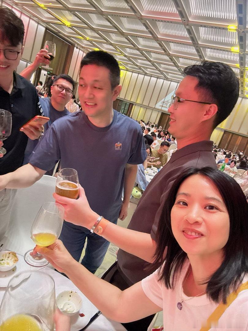 斌哥今天千里迢迢赶来，就是为了见我这一面！不仅每张桌都来碰杯，还特意跟我单独合了影。然后 ，还给我默默地擦了车，抽奖我又中了，还有一大堆礼品，今天真的是有被感动到了！#蔚乐萤车友会##李斌##广州# ​