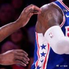 10月23日NBA常规赛，76人主场完成超级29分惊天大逆转！最终114-106力克骑士，豪取两连胜，骑士遭遇新赛季首败
 詹姆斯76人主场首秀交出17分10篮板5助攻全能两双！马克西狂砍32分6助攻，恩比德24分、布朗21分，四巨头合力翻盘。
骑士方面米切尔同样轰下32分10篮板空砍大号两双。
 
本场骑士半场一度领先 ​