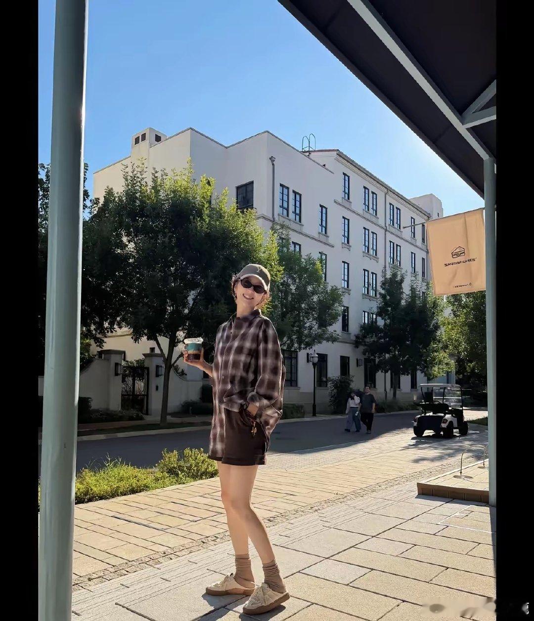 佟丽娅晒与董璇温宇同游阿那亚照片，舒适又惬意！ ​
