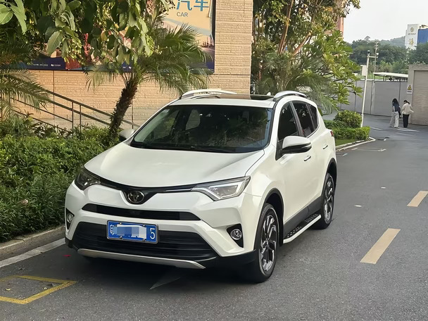 丰田 RAV4荣放 2018款 2.5L 自动四驱精英i版   2.5L自吸+爱信6AT，带四驱+中央差速锁；多气囊，真皮座椅、无钥匙启动，独立后悬，耐用稳定，烂路、雨天更稳。性价比非常高#丰田荣放二手车 #丰田荣放 #广州二手车 #个人自用车 #代步车 #适合家庭用车