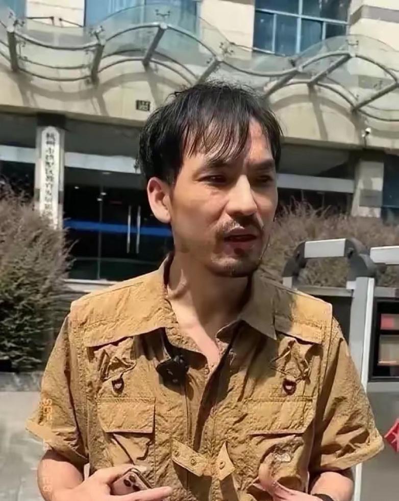 铁头曝光的问题几乎都是真的，三亚五两秤是真的，金镶玉骗局是真的，老年保健品陷阱也是真的。既然打的是真假，为什么反而把自己打进了监狱？
​​答案其实很简单：打假本身没有错，错的是借打假之名行敛财之实。
​他最初靠曝光三亚海鲜商户缺斤短两走红网络，后续又接连点名景区金镶玉套路，老年保健 ​
