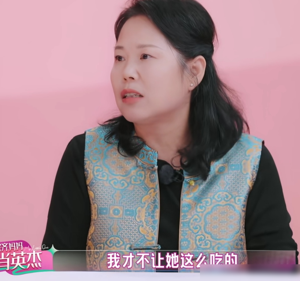 黄灿灿她妈大清早直接干冰棍，放话我的胃是钢铁做的，一天十几个冰淇淋，还扬言要把冰箱全干掉。
旁边的张家齐妈妈直接看傻眼，说自己是反的，一口冰的都不碰。
一个松弛得飞起，一个紧绷得不行。两种妈，两种活法。
可最扎心的是，张家齐早就不是小孩了，她妈还在试图改她的习惯。
黄灿灿妈妈不劝，不纠正，就