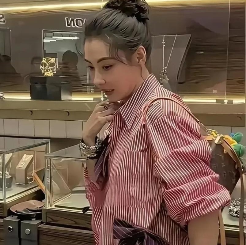 三亚海边，46岁的张柏芝被路人镜头怼了个正脸。素颜，腰却细得不像话，评论区当场分成两派——一派喊&34;脸僵了&34;，一派开始扒医美。
但你们真该看看她那张作息表。晚上8点40，准时躺平。熬一次夜？好家伙，接下来一周基本在床上瘫着还债。
最让我意外的是，她三年前把冲浪戒了。为啥？皮肤一晒就长斑，海边那点自由，