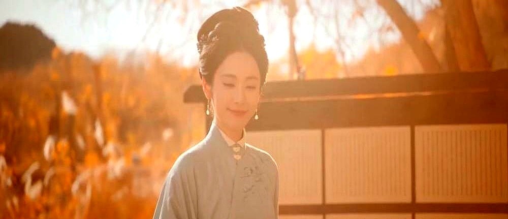 《花开锦绣》大结局，女配角们的出路比女主角更有意思。

傅庭芸一路蹚过盐务大案和家族构陷。拼出了地位，最后却选择和赵凌双双辞官。

两人回到甘霖镇过起田园日子，还生了一个女儿。

另一边，吴小姐甩开了俞家的束缚。她直接跑去记分号站柜台，靠自己赚钱。

范雅客也痛快办了和离。她拿起粉笔站上讲台，回乡教
