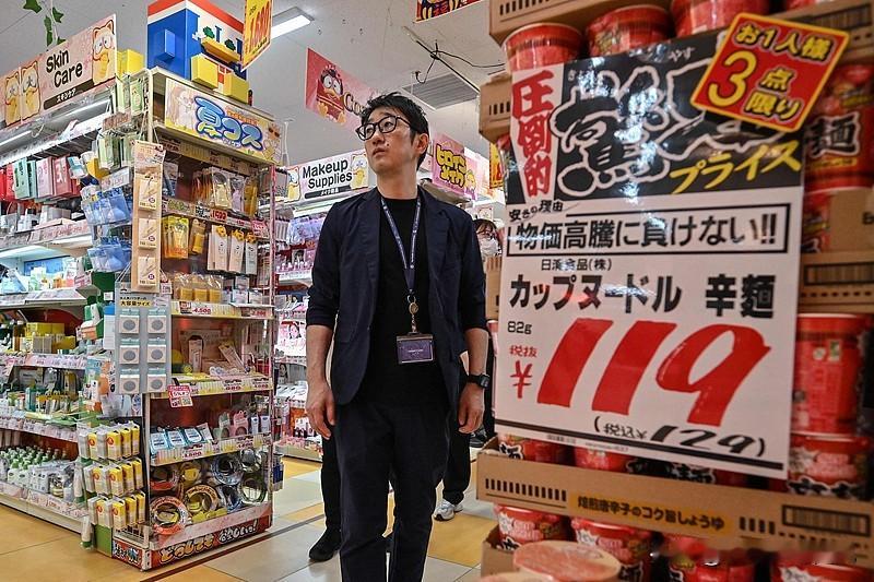一项最新调查显示，日本15至24岁年轻人中近四成每周至少跳过一顿正餐，这一被媒体称为“取消吃饭”的现象背后，并非全是年轻人追求个性，更扎心的真相是经济压力下的无奈选择。

好像说在日本最近两年的物价持续上涨，而他们的工资一直停滞不前，就有人“取消吃饭”了。有部分年轻人选择“两天才吃一餐”直接坦言就是