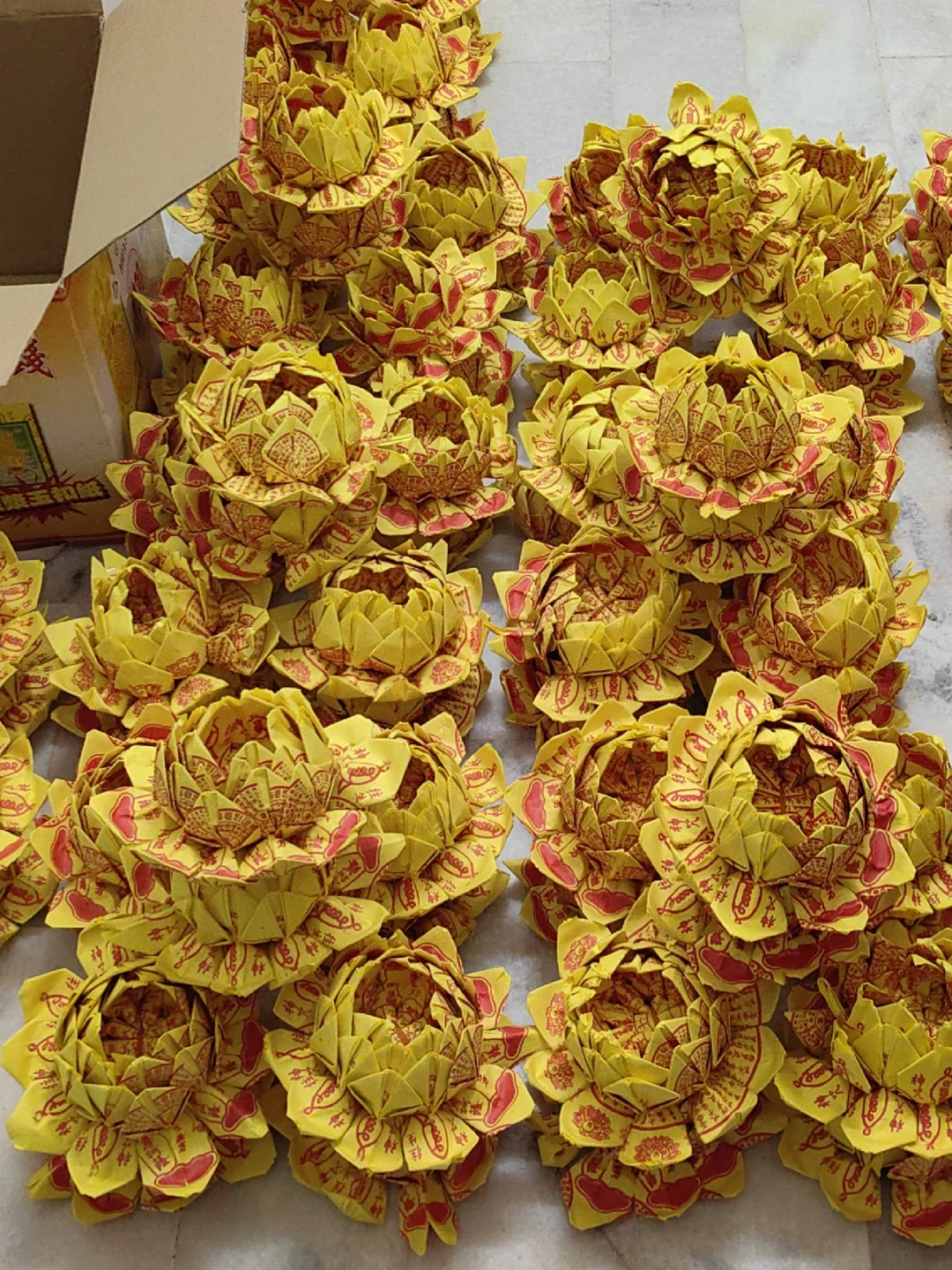 学着慢慢走出来，把对爸爸的思念换成莲花