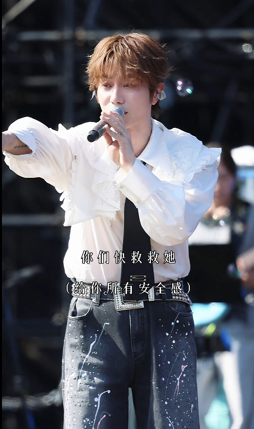 那段视频我来回倒了好几遍。
10月6号，泸州银河左岸音乐节，陆虎在台上唱歌。他先是往台下看了好几眼，然后伸手指着一个方向，正唱的歌词里硬塞进去一句： 快救救她，一边唱一边扭头给工作人员指位置，底下有人晕了，天这么热，晒的厉害。
一首歌唱完，他没接着往下走，说的是： 咱们全场一块，再给她唱一次副歌，就