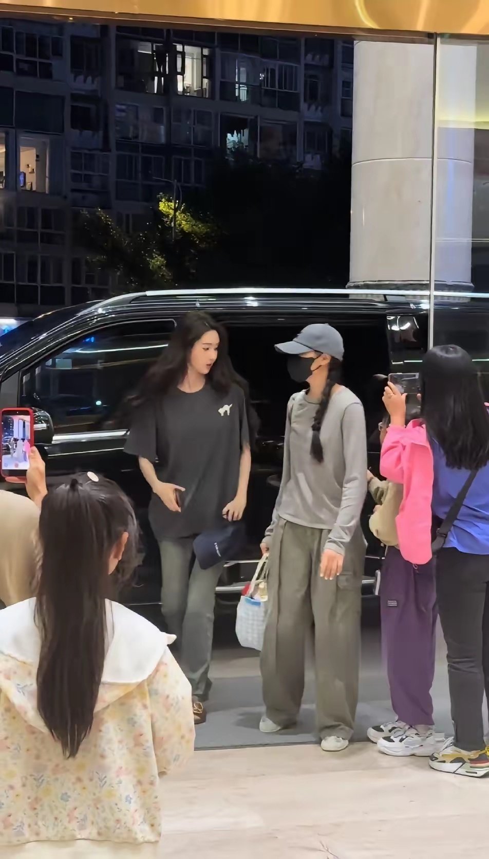 像王玉雯这种真正的大美女绝对不会限制助理的身高和样貌，王玉雯的助理也是又瘦又高挑 ​