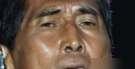 64岁的齐秦因长期嚼槟榔导致满口真牙烂透，最终赴美种植24颗假牙，还因肺炎支原体感染被误传成肺癌晚期。他从13岁嚼槟榔到半夜，烟不离手，牙根全毁，35年的习惯换来一口植体。妻子孙丽雅怒斥谣言，齐秦本人则自嘲“已经在去火葬场的路上了”。这事最扎心的地方在于，一个歌手靠嘴吃饭，却亲手把牙嚼没了，身体出点