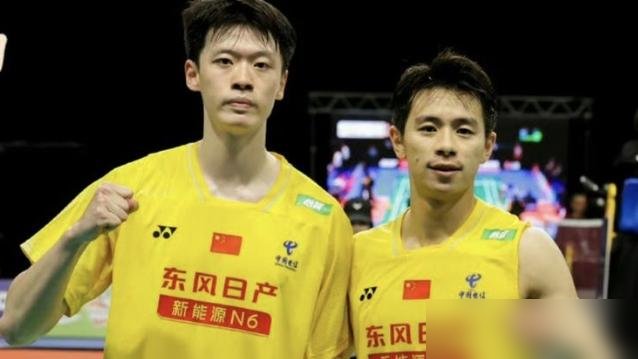 丹麦赛刚被团灭，法国赛国羽男双又挤在下半区自相残杀。
梁王组合2号种子，首轮先碰自家小兄弟胡珂源林祥毅，赢的才能往前走。陈柏阳刘毅一上来就啃丹麦老油条，何济霆任翔宇更惨，直接撞大马谢苏。
四对全扎一个半区，意味着最多一对进决赛。签运烂不烂先不说，上一站丹麦750，男双就梁王爬到八强，转头被印尼人