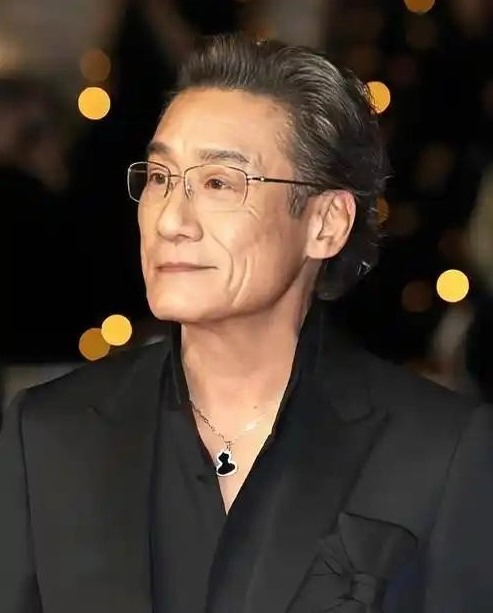 梁家辉曾在一采访中直言：“我觉得香港人其实挺可悲的，被英国人统治了一百多年，在回归以前，我们这一辈人很缺乏对祖国的概念！”

说白了，梁家辉那句“香港人挺可悲”，真不是在那儿卖惨，也不是说所有香港人都不爱国。

他其实就是把自己那一代人心里那点憋屈给说出来了：不是不想认，是打小没人好好教过你，课本里