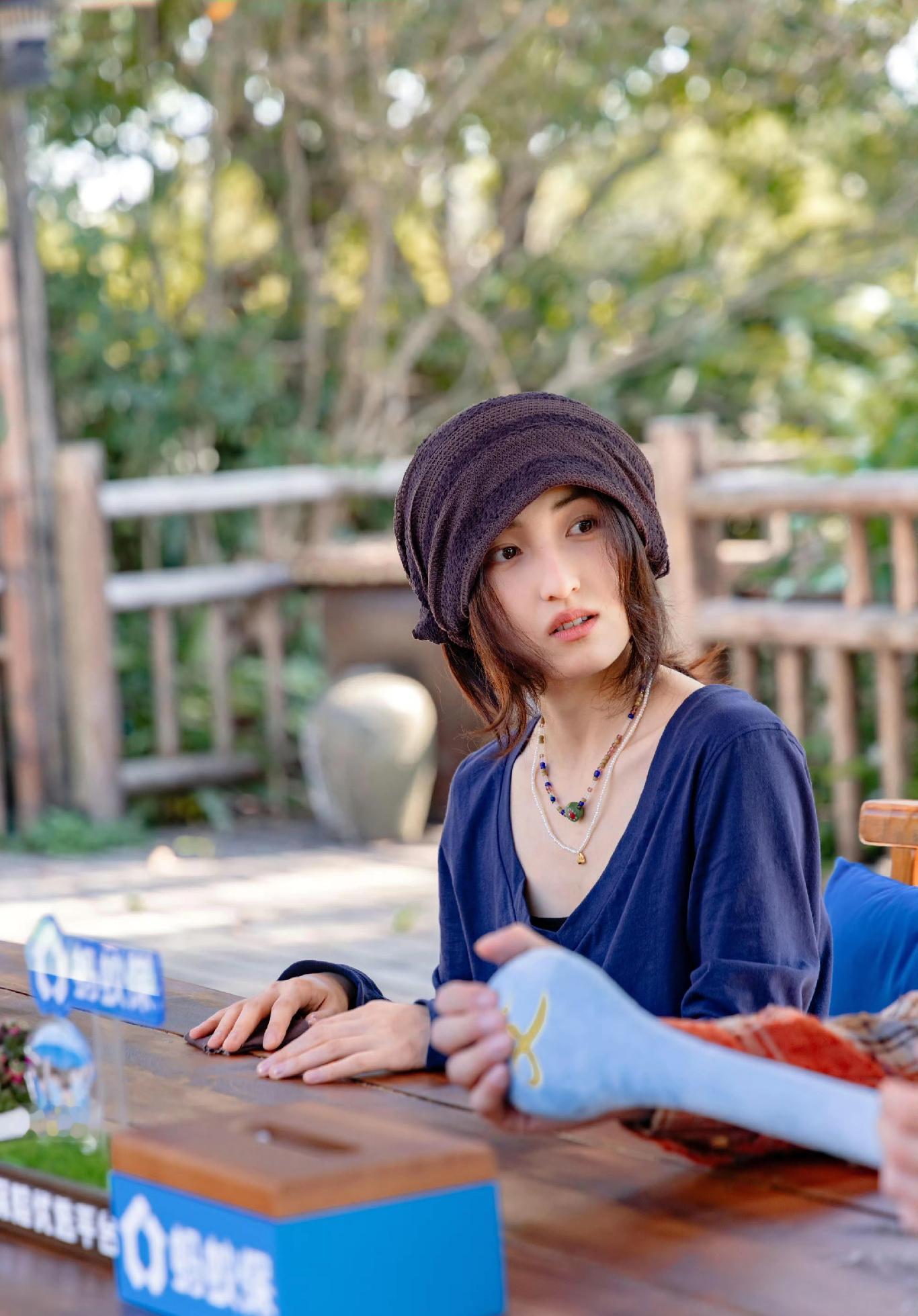 内娱“盐系穿搭范本”！张子枫新综造型自成一派，针织衫配牛仔裤，好看又实穿～