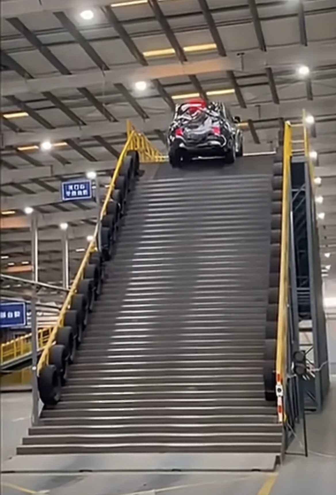 硬核又体面！比亚迪把天门山天梯搬厂房，千次测试不毁一草一木