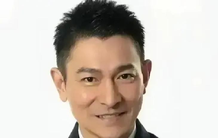 1995年刘德华欠下4000万，找遍朋友没人借，只有一个人甩给他一张支票，让他记了一辈子。彼时的刘德华早已是家喻户晓的“四大天王”之一，在舞台上风光无限，在荧幕里呼风唤雨。因为投资电影接连失利，他背上了高达4000万港币的天价债务。

那年秋天的香港阴雨绵绵。刘德华坐在尖沙咀的办公室里，桌上堆满了法