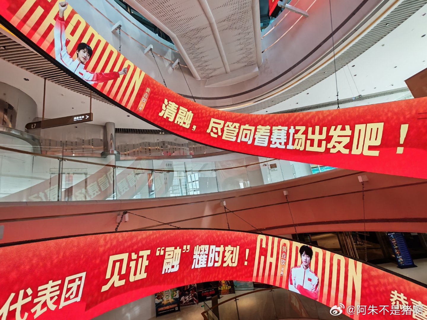 来打卡小黄大屏[春游家族][春游家族]
耳机里还放着周兴哲的怎么了[好运连连]  ​
