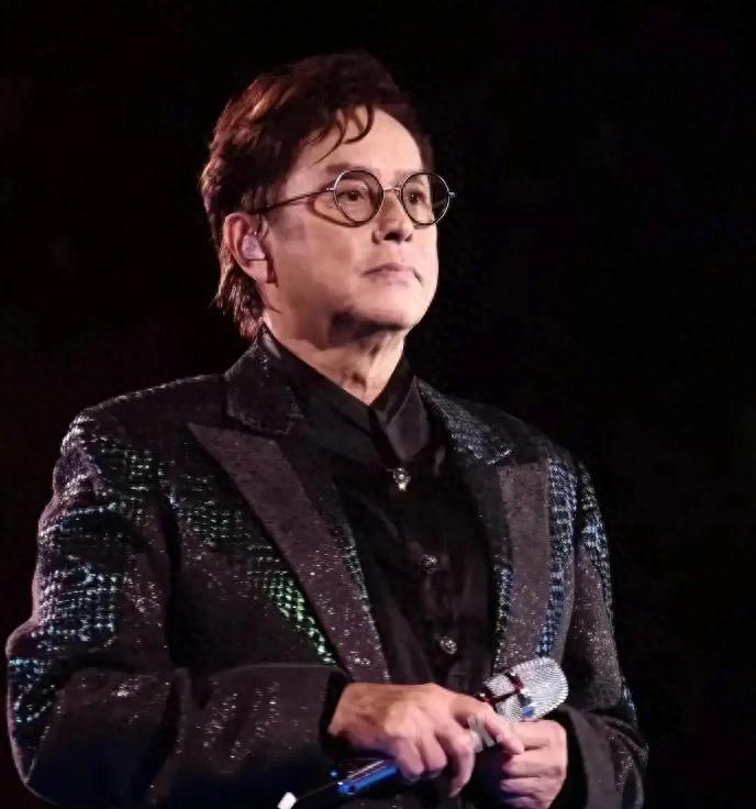 76岁谭咏麟红馆开唱，全网吵翻是为了情怀还是捞金。校长这次可是下了血本，时隔11年重返红馆四面台，一口气唱41首全开麦，连唱3个半小时，为了舞台效果还减重20斤，台上裤子松了还得尴尬拉裤头。台下第一排坐着轮椅的刘銮雄携全家捧场，四大天王集体送花篮，这排面可不是随便哪个歌手能有的。可网友偏要杠，说老一