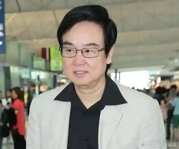 港媒曝出80岁黄百鸣已出狱！狱中表现良好获减刑与家人共度中秋，一场得不偿失的交易，成了港片大佬最昂贵的教训 ​