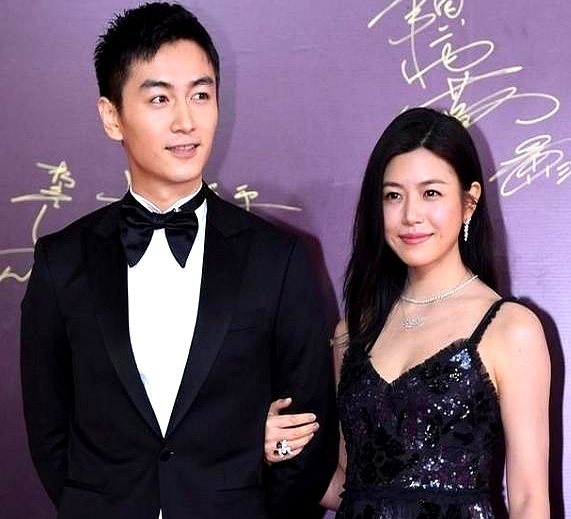 当年陈晓冷落赵丽颖，不少人还私下议论，嫌女方学历不高、在圈里没背景没站稳脚跟
 

后来转身娶了陈妍希，名校毕业，家境优渥，挑不出半点毛病，结果日子过着过着，照样把人晾在一边，镜头前连个笑脸都懒得给
 

习惯冷暴力的人，骨子里就缺少沟通的担当，跟身边的女人到底有多优秀根本没半毛钱关系
 

生活中