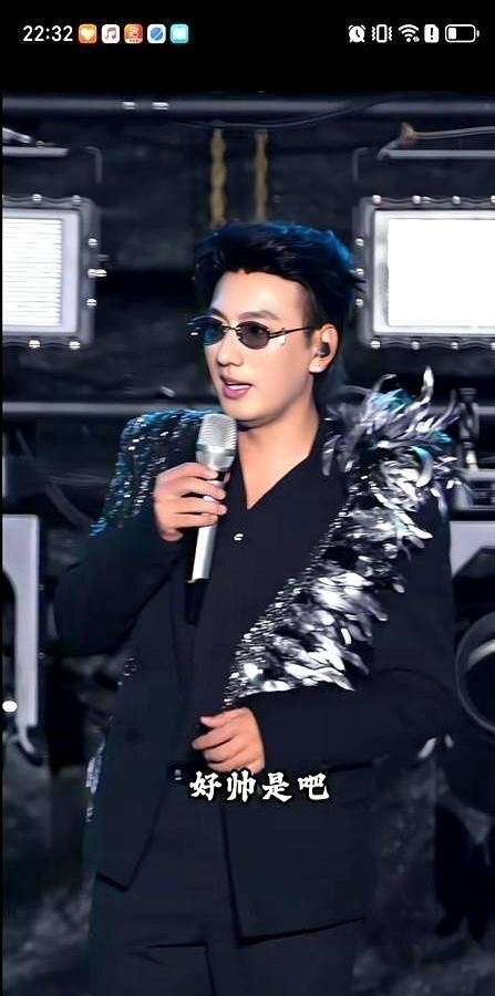 海来阿木吉隆坡演唱会现场跟女粉丝逗趣互动的画面这两天被刷屏了。当时恰逢三八节，他特意让女歌迷优先点歌，结果一位姑娘上来就说“追了你三次”，他当场愣住赶紧澄清自己早就结婚了，后来才搞明白人家是追了他三场演出。更逗的是最后发现这姑娘老公就坐在台下，全场笑成一片。唱到一半他直接跳下舞台跟观众握手自拍，保安