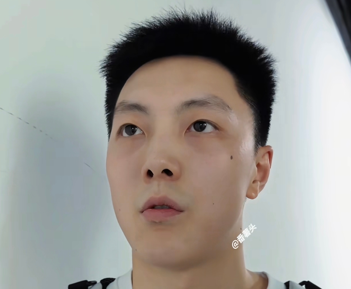 胡明轩谈球队今晚迎来揭幕战:

“今晚对阵南京同曦，这是新赛季的揭幕战，我们已经准备好了！不得不说，本赛季球队阵容发生了很大变化！”

“老将弗格的加盟，让球队的板凳深度加强，新赛季我们的目标不会变，依然是冲击总冠军！”

“萨姆纳的伤情正在好转，估计需要2-3场后，就能归队，到时我们阵容将变得十分
